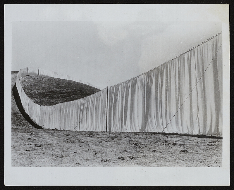 Christo – Running Fence 1972-76, Sonoma and Marin Counties, State of California, height 18 feet, length 24 miles 
