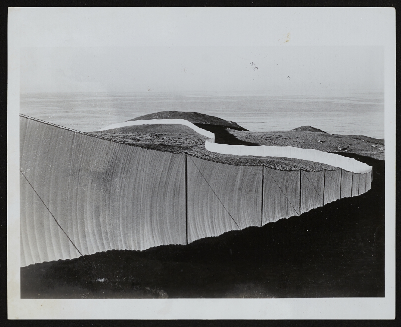 Christo – Running Fence 1972-76, Sonoma and Marin Counties, State of California, height 18 feet, length 24 miles 