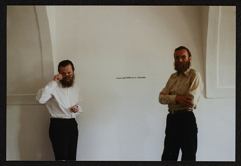 Jiří Valoch – bez názvu (dokumentace textové instalace): zleva: Jiří Valoch, Milan Adamčiak 