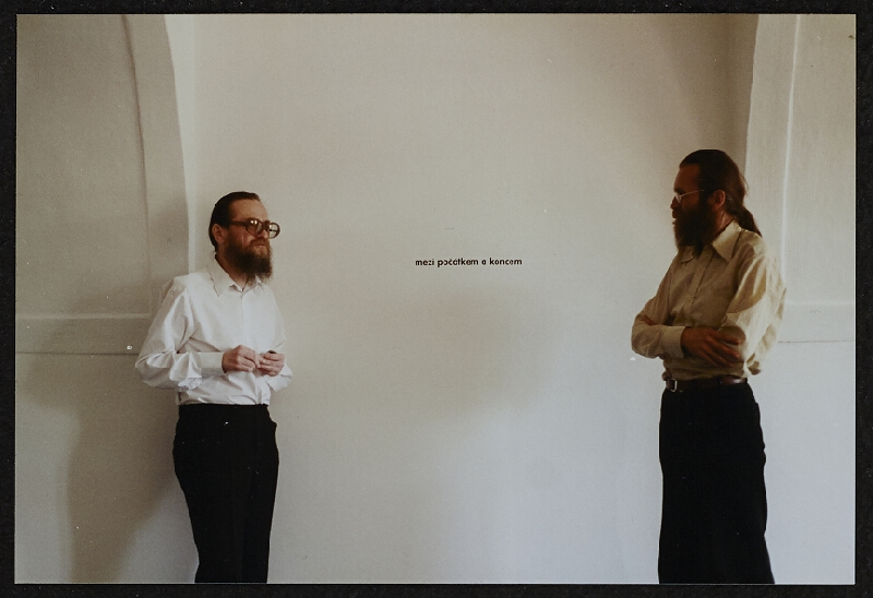 Jiří Valoch – bez názvu (dokumentace textové instalace): zleva: Jiří Valoch, Milan Adamčiak 