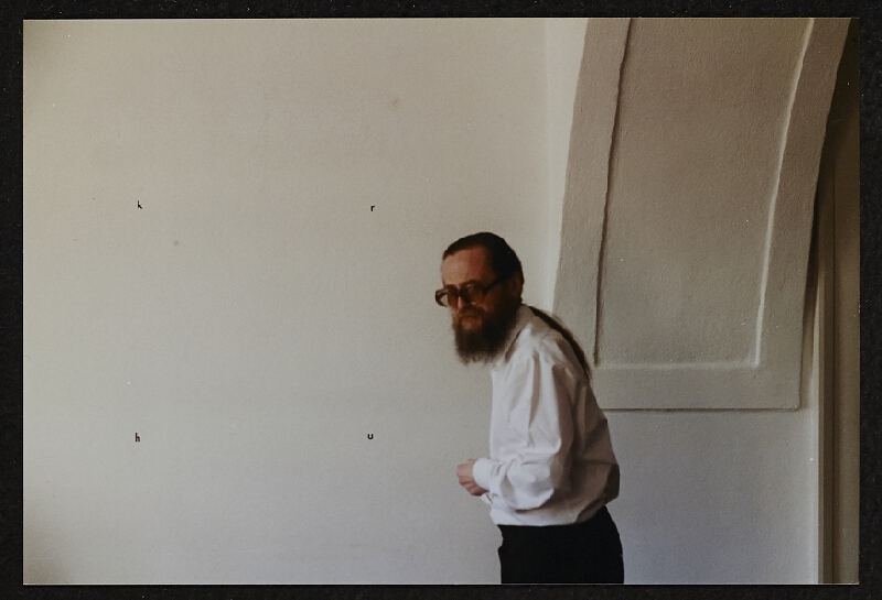 Jiří Valoch – bez názvu (dokumentace textové instalace): zleva: Jiří Valoch, Milan Adamčiak 